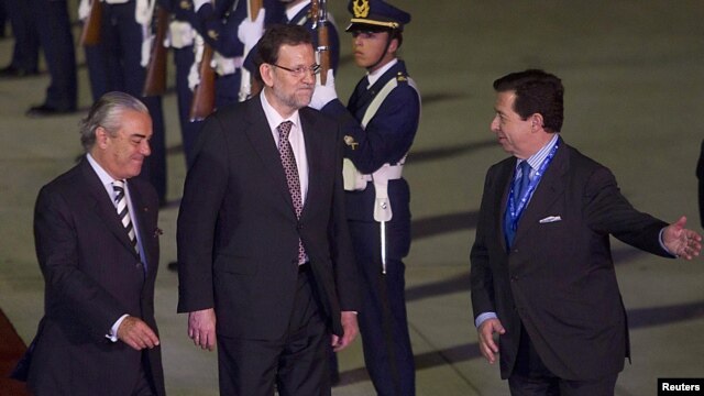 El presidente del gobierno español, Mariano Rajoy, centro, llega a Santiago de Chile para asistir a la cumbre del Celac y la Unión Europea.