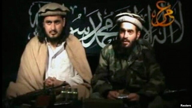 Thủ lãnh Taliban Hakimullah Mehsud (trái) ngồi cạnh người được cho là Humam Khalil Abu-Mulal al-Balawi, kẻ đã đánh bom tự sát giết các nhân viên CIA ở Afghanistan, 9/1/2010