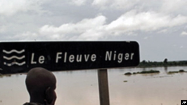 A Nigerien boy looking at the Niger River near Zinder (Aug 2010 file photo)