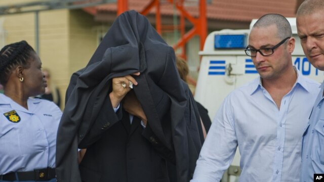 Oscar Pistorius (C) is led from the Boschkop police station east of Pretoria, en route to court, February 15, 2012.