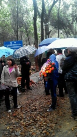 悼念者5月4日冒雨在灵岩山祭拜林昭墓