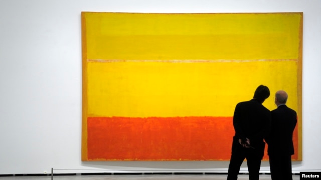 Khách tham quan ngắm bức tranh "Không đề" của họa sĩ Mỹ Mark Rothko tại Viện bảo tàng Guggenheim ở Bilbao. CIA từ lâu đã xác định rằng một cách hay để lật đổ Liên Xô không phải bằng bom đạn mà bằng những bức tranh, bản nhạc giao hưởng và tác phẩm văn xuôi.