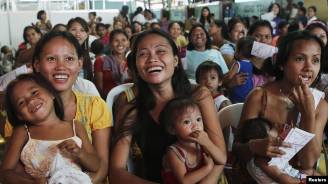 Mujeres participantes en una charla sobre planificación familiar en Manila.
