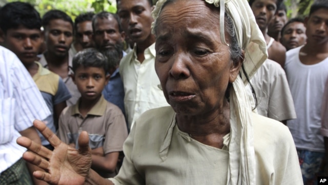 A Muslim woman weeps as she and others arrive at Thechaung camp refugee camp in Sittwe, Rakhine State, western Burma, October 28, 2012.