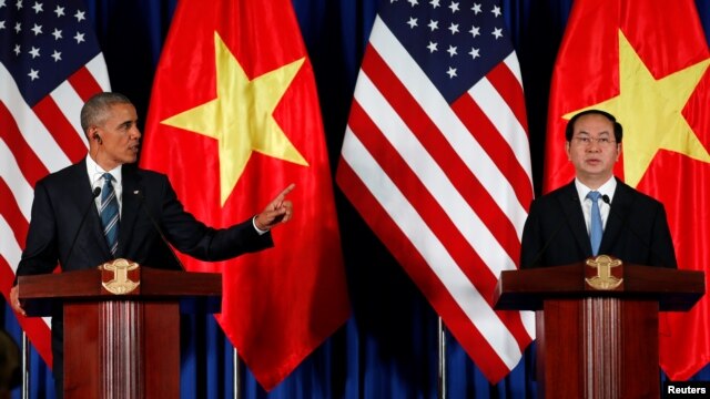 Tổng thống Hoa Kỳ Barack Obama (trái) tham gia một buổi họp báo cùng Chủ tịch nước Việt Nam Trần Đại Quang (phải) hôm 23 tháng 5 năm 2016.