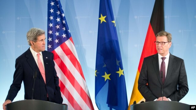 Menlu Jerman Guido Westerwelle dan Menlu AS John Kerry dalam jumpa pers di kantor Deplu Jerman di Berlin (26/2).