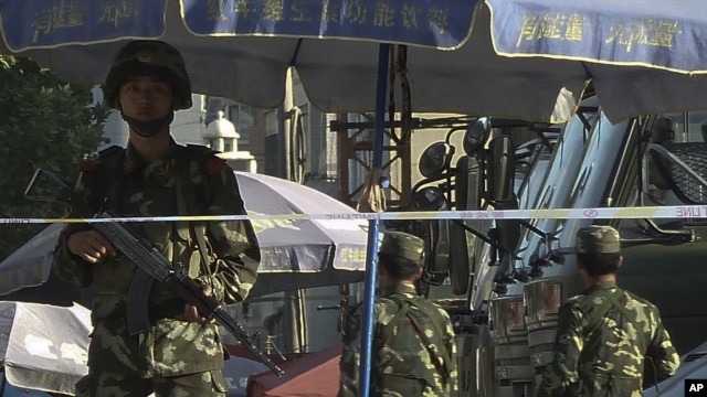 Lực lượng an ninh Trung Quốc đứng gác trên một đường phố ở Kashgar thuộc khu vực Tân Cương (Ảnh tư liệu)