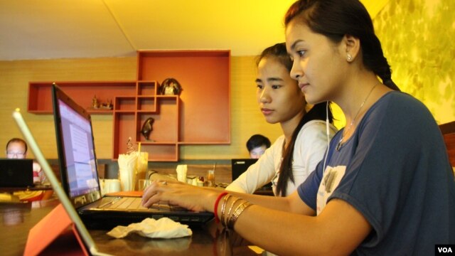 University students from the Royal University of Phnom Penh browsing the Internet at a coffee shop along Phnom Penh's Russian Federation Boulevard, June 13, 2014. (Photo: Suy Heimkhemra/VOA Khmer)