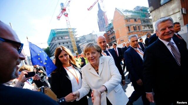 德国总统高克与总理默克尔在法兰克福参加东西德统一25周年庆祝活动。