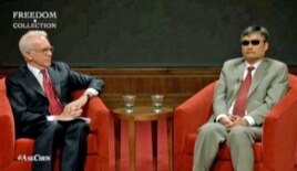 中国盲人法律维权人士陈光诚(右)在德克萨斯州的乔治.W.布什研究所与所长格拉斯曼在现场交谈并接受提问(2013年4月3日)
