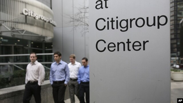 Sekelompok orang melintasi Citigroup Center di New York (Foto: dok). Karena terkena imbas resesi, Citigroup yang berbasis di Amerika  ini akan menutup 16 cabang banknya di Yunani.