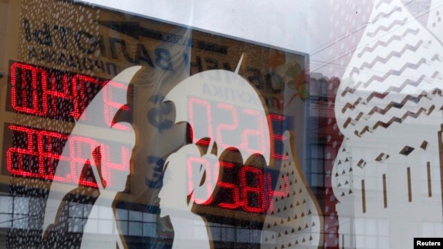 تابلویی که نرخ خرید و فروش ارز در یک فروشگاه در مسکو را نشان می دهد 