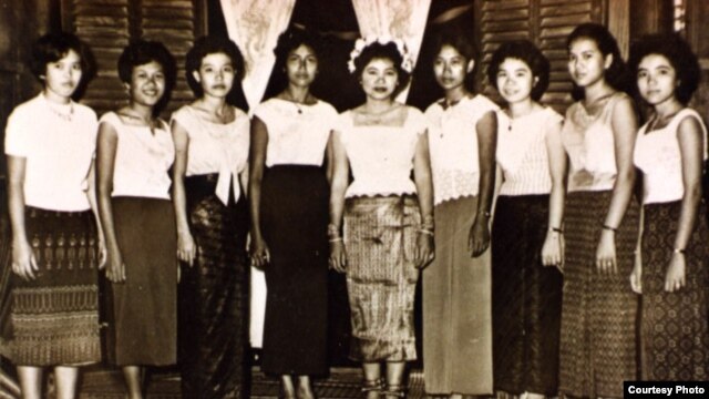 អ្នកស្រី នៅ សារីម (រូប​ទី​ពីរ​រាប់​ពី​ឆ្វេង) បាន​កើត​នៅ​ថ្ងៃ​ទី១៨​ខែមិនា ឆ្នាំ​១៩៤០ នៅ​ស្រុក​កៀនស្វាយ​ ខេត្តកណ្តាល ក្នុង​គ្រួសារ​មួយ​ដែល​មាន​កូន​៧​នាក់។