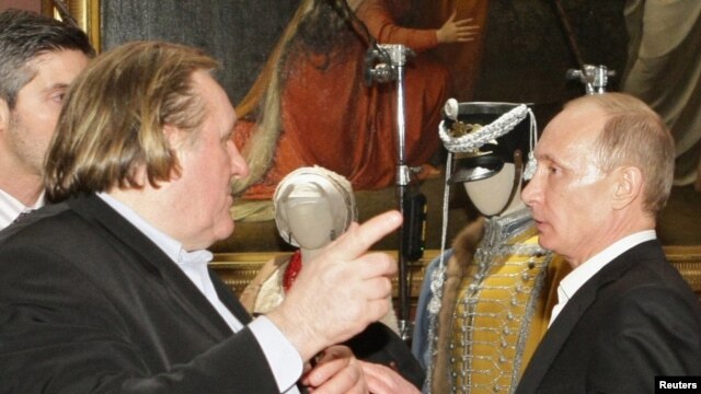 Aktor ternama Perancis, Gerard Depardieu (kiri) memperoleh kewarganegaraan Rusia dari Presiden Vladimir Putin, Sabtu 5/1 (foto: dok). 