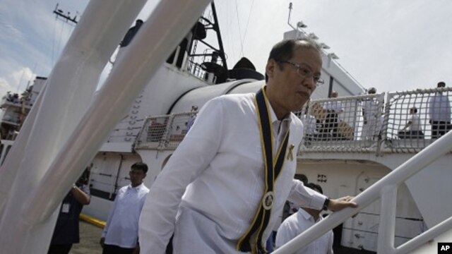 Philippine President Benigno Aquino III climbs up the BRP Gregorio Del Pilar (PF 15) as he leads arrival ceremonies at Manila's pier, Philippines, August 23, 2011
