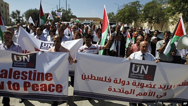 Palestinians march during the launch of a campaign supporting a bid for Palestinian statehood recognition at the UN, in the West Bank city of Ramallah, September 8, 2011.