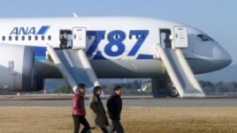 Des passagers quittant le Boeing 787 Dreamliner immobilisé suite à un problème de batterie au lithium-ion