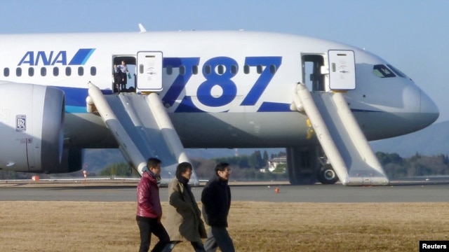 Des passagers quittant le Boeing 787 Dreamliner immobilisé suite à un problème de batterie au lithium-ion