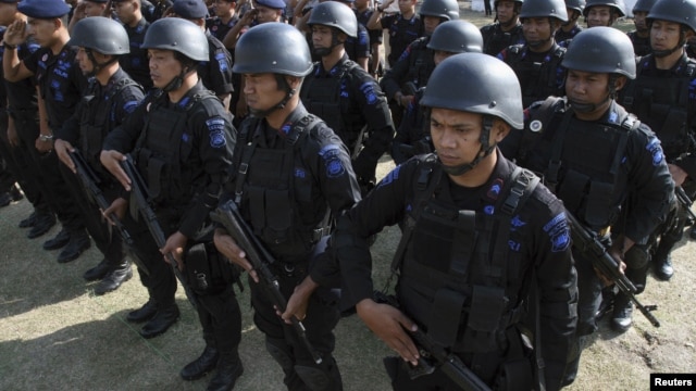 Police officers listen to an instruction during a ceremony as part of a security preparation ahead of commemorations of the tenth anniversary of the Bali bomb blasts, in Denpasar, Bali, October 10, 2012.. 
