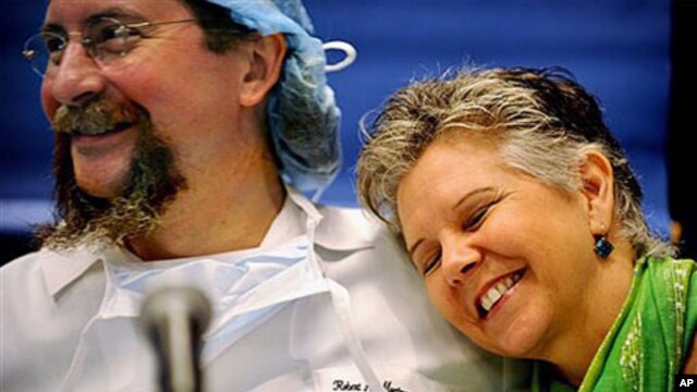 Donor Pamela Paulk, 55, of Baltimore, Md., embraces transplant surgeon Dr. Robert Montgomery after sharing her transplant story during a press conference at Johns Hopkins Hospital in Baltimore, Maryland, July 7, 2009 (file photo)
