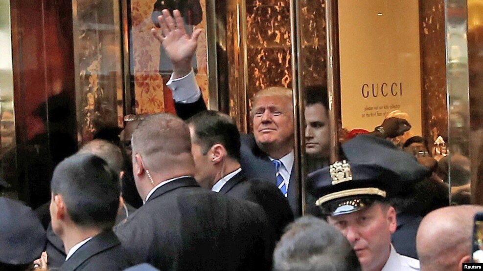 Ứng viên tổng thống đảng Cộng hòa Donald Trump vẫy chào những người ủng hộ bên ngoài toà nhà Trump Tower nơi ông sống tại khu Manhattan, New York, ngày 08 tháng 10 năm 2016.