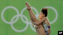 Ren Qian, 15 tuổi, đoạt huy chương vàng nội dung cầu cứng 10 mét nữ.
