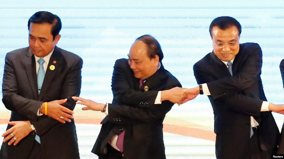 Thủ tướng Nguyễn Xuân Phúc (giữa) tại hội nghị thượng đỉnh ASEAN - Trung Quốc ở Lào hôm 7/9.