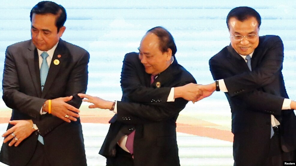 Thủ tướng Việt Nam cùng người đồng cấp của Thái Lan (trái) và Trung Quốc (phải) tại Hội nghị thượng đỉnh ASEAN-Trung Quốc ở Vientiane, Lào, 7/9/2016.