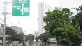 Banjir masih menggenangi kawasan Pluit dan Penjaringan Jakarta Utara hingga hari Selasa 22/1 (foto: VOA/Andylala).