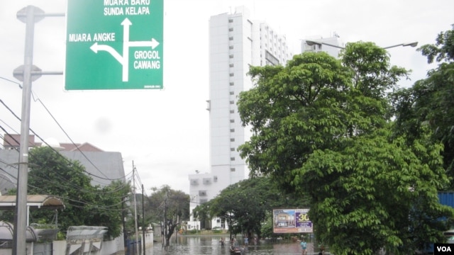 Banjir masih menggenangi kawasan Pluit dan Penjaringan Jakarta Utara hingga hari Selasa 22/1 (foto: VOA/Andylala).