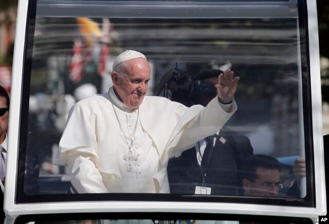 Đức Giáo Hoàng Francis vẫy chào đám đông hai bên đường tại thủ đô Washington, ngày 23/9/2015.