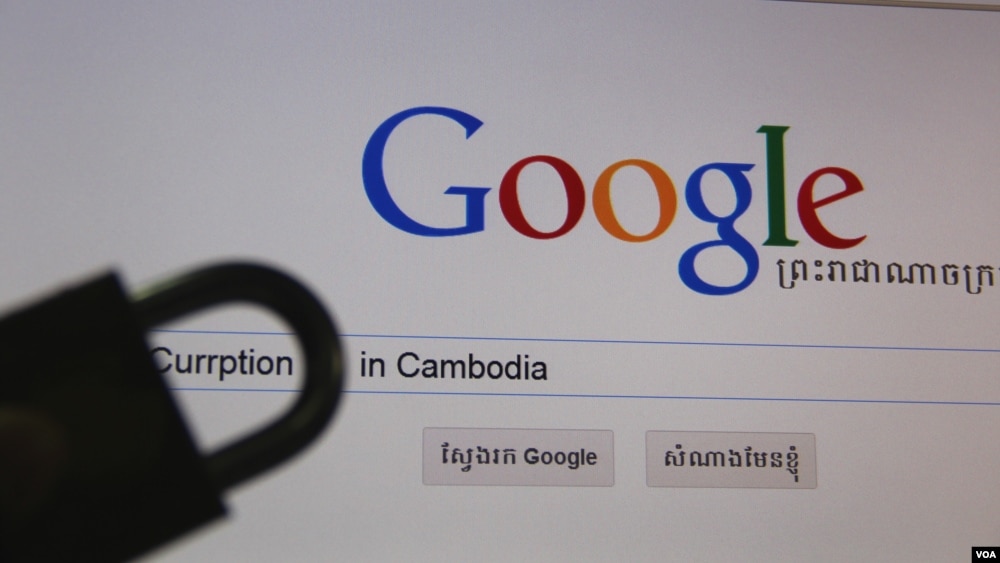 នេះ​ជា​រូបថត​គេហទំព័រ​ Google Search ជា​ភាសា​ខ្មែរ។ សេចក្តី​ព្រាង​ច្បាប់​មួយ​ស្តី​អំពី​ឧក្រិដ្ឋកម្ម​តាម​អ៊ីនធឺណិត​ដែល​ត្រូវ​បាន​លេច​ធ្លាយ​នៅ​ដើម​ឆ្នាំ​នេះ បាន​នាំ​ឲ្យ​មាន​ការ​បារម្ភ​កើន​ឡើង​ក្នុង​ចំណោម​សកម្មជន​សិទ្ធិ​មនុស្ស​ថា ច្បាប់​នេះ​អាច​នឹង​គំរាមកំហែង​ដល់​សេរីភាព​ការ​បច្ចេញ​មតិ​នៅ​កម្ពុជា។ (ស៊ុយ ហ៊ាមខេមរា/VOA)