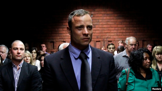Bintang olimpiade Afsel, Oscar Pistorius menunggu dimulainya sidang pengadilan kasus pembunuhan di Pretoria, Afrika selatan (19/2).