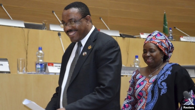 Ethiopian Prime Minister Hailemariam Desalegn (L) and Chairperson of the AU Commission Nkosazana Dlamini-Zuma leave the conference hall after the closing ceremony of the 20th Summit for the Africa Union in Addis Ababa, Jan. 28, 2013.
