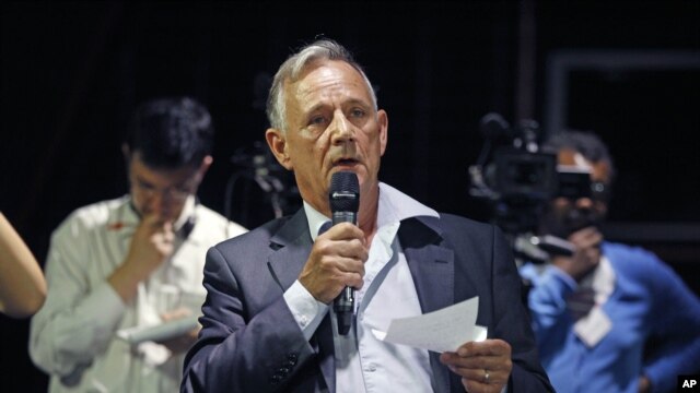 French pilot Gerard Arnoux addresses reporters during a press conference held at the Bourget airport on the crash of Flight 447 from Rio de Janeiro to Paris,July 5, 2012.