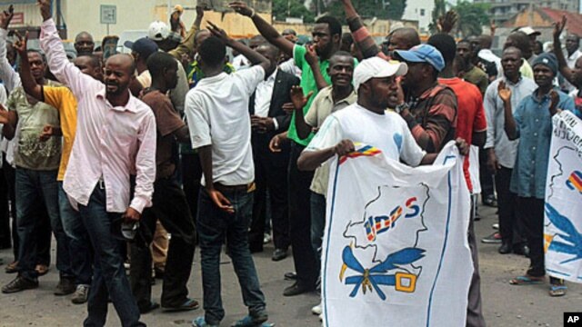 Supporters of Democratic Republic of Congo's Union for Democracy and Social Progress (UDPS) and allied parties rally demanding more transparency in the November 28 election preparation process, Kinshasa, October 13, 2011.