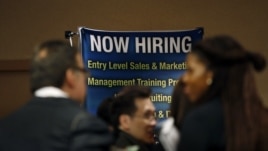 Desempleados participan en una feria de trabajo en Nueva York.