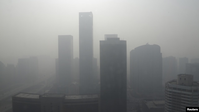 Buildings are seen in heavy haze in Beijing's central business district, January 14, 2013. 