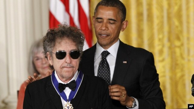 El presidente Barack Obama en el momento en que imponía la distinción al legendario músico Bob Dylan.