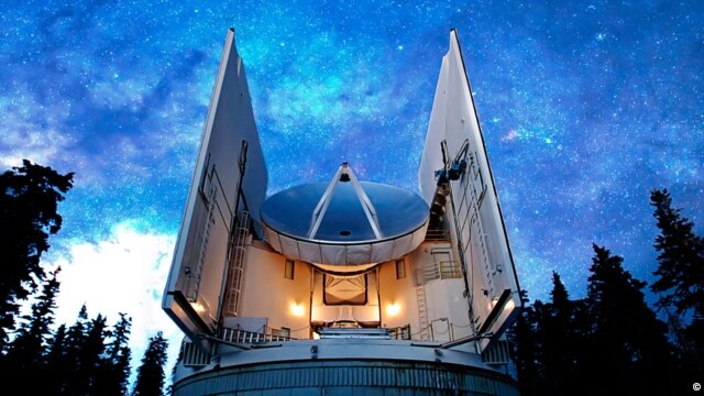 El telescopio submilimétrico (SMT) del Arizona Radio Observatory ha sido uno de los instrumentos utilizados para la observación conjunta del cuásar. 