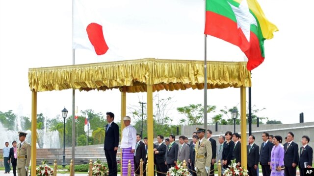 Tổng thống Miến Điện Thein Sein và Thủ tướng Nhật Bản Shinzo Abe đứng trước đội quân danh dự dàn chào tại dinh tổng thống ở Naypyitaw, Miến Điện 26/5/13