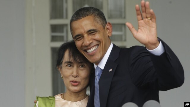 Prezident Barak Obama Rangunda Birma muxolifati rahbari Aun San Su Chi bilan uchrashmoqda, 19-noyabr, 2012-yil.