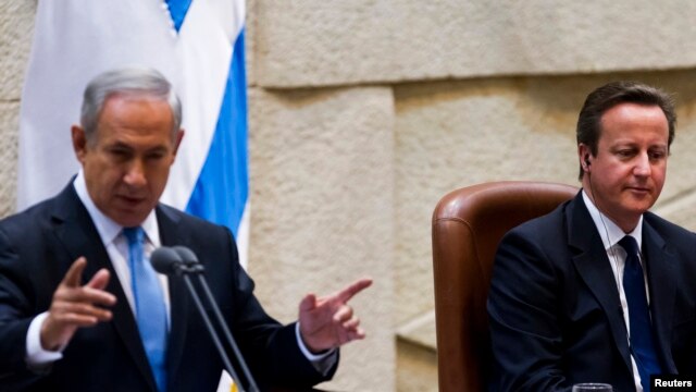 Thủ tướng Anh David Cameron (phải) lắng nghe Thủ tướng Israel Benjamin Netanyahu phát biểu tại Quốc hội Israel, ở Jerusalem, 12/3/2014