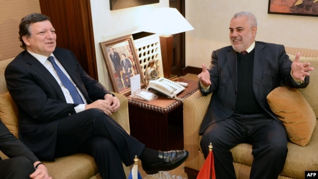 Moroccan Prime Minister Abdelilah Benkirane (R) speaks with European Commission President Jose Manuel Barroso during a meeting in Rabat on March 1, 2013. 