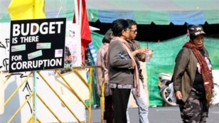 ဘန္ေကာက္ၿမိဳ႕၊ ဝန္ႀကီးခ်ဳပ္႐ံုးေရွ႕မွာ တဲထိုးဆႏၵျပသူေတြကို အမည္မသိ ေသနတ္သမားပစ္ခတ္မႈေၾကာင့္ တဦးေသဆံုးခဲ့ေသာ ေနရာမွာ က်န္ရွိေနေသးတဲ့ ဆႏၵျပသူေတြ။ (ဒီဇင္ဘာ ၂၈၊ ၂၀၁၃)