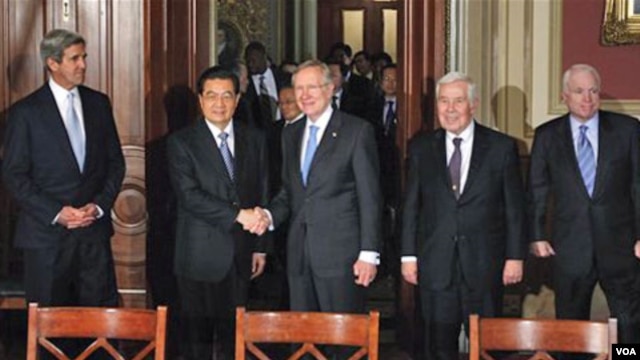 El senador Harry Reid estrecha su mano al presidente Hu Jintao, acompañado por los senadores John Kerry, a la izquierda en la foto, y Richard Lugar y John McCain.
