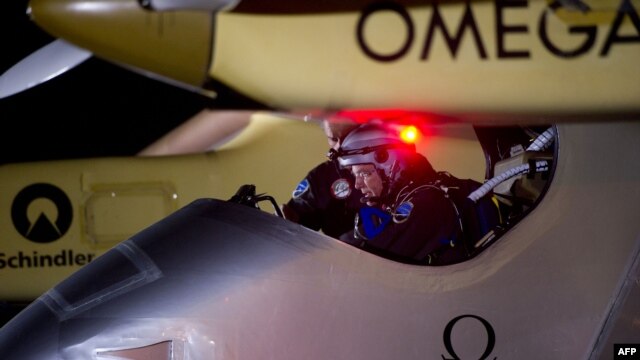 Nhà thám hiểm Bertrand Piccard, chuẩn bị cất cánh từ phi trường Barajas ở Madrid, ngày 5/6/2012