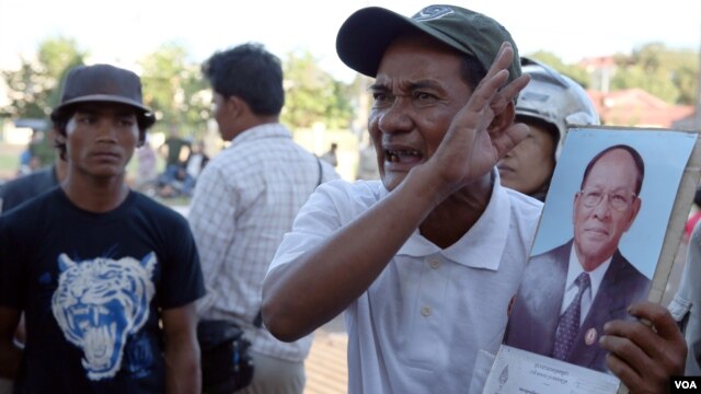 More than 100 people came to the court on Wednesday to call for the release of their fellow villagers. (Photo: Sok Khemara/VOA Khmer) 