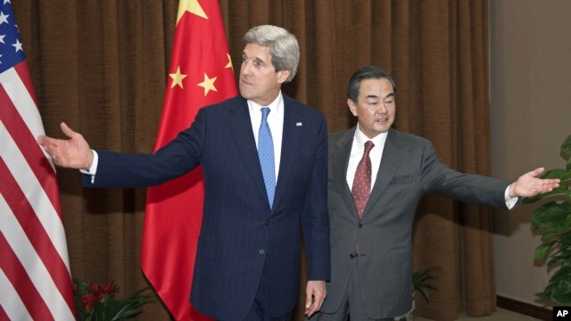 Ngoại trưởng Mỹ John Kerry và Ngoại trưởng Trung Quốc Vương Nghị tại một cuộc họp ở Bắc Kinh. Trung Quốc đã đồng ý thảo luận với các nước ASEAN tại Bắc Kinh vào tháng 9 tới đây về một bộ qui tắc hành xử để tránh xung đột ở Biển Đông. 