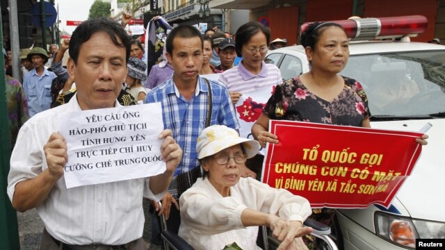 Nhà hoạt động chống tham nhũng Lê Hiền Đức (giữa) trong một cuộc biểu tình chống Trung Quốc ở Hà Nội